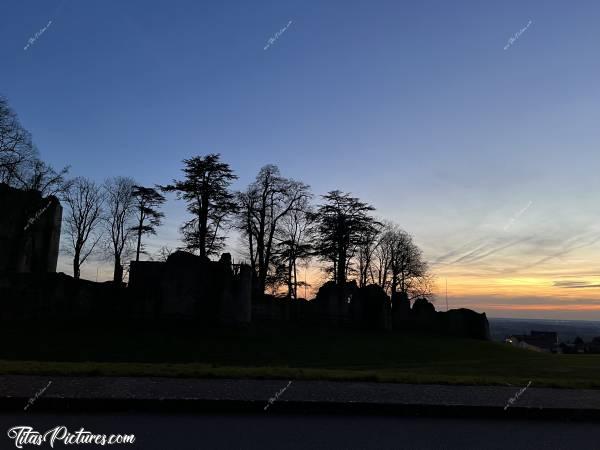 Photo Château de Pouzauges : Dernières lueurs du jour sur le mur d’enceinte du Château de Pouzauges 😍🥰c, Tita’s Pictures, Château de Pouzauges, Coucher de soleil