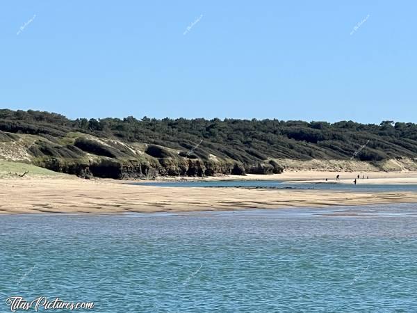 Photo Le Veillon : Belle journée ensoleillée de Printemps, à la plage du Veillon. Le vent était très froid, mais le paysage était très beau avec ce beau ciel bleu 😍😎c, Tita’s Pictures, Le Veillon, Talmont-Saint-Hilaire