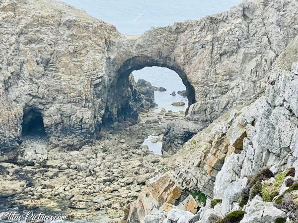 Photo Pointe de Dinan : La Pointe de Dinan, sur la presqu’île de Crozon. Il s’agit d’un bel endroit sauvage et préservé, idéal pour une belle randonnée 🥾😍 Gros zoom sur cette belle arche naturelle 😍🥰c, Tita’s Pictures, Pointe de Dinan, Crozon