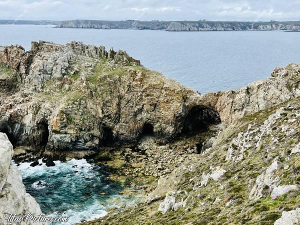 Photo Pointe de Dinan : La Pointe de Dinan, sur la presqu’île de Crozon. Il s’agit d’un bel endroit sauvage et préservé, idéal pour une belle randonnée 🥾😍
Regardez les gens qui passent sur l’arche, ils paraissent tout petit 🤭😅c, Tita’s Pictures, Pointe de Dinan, Crozon