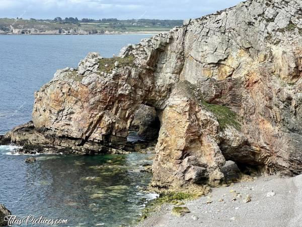 Photo Pointe de Dinan : La Pointe de Dinan, sur la presqu’île de Crozon. Il s’agit d’un bel endroit sauvage et préservé, idéal pour une belle randonnée 🥾😍
Si vous regardez bien, on peut voir 2 arches naturelles dans la falaise 😍🥰c, Tita’s Pictures, Pointe de Dinan, Crozon