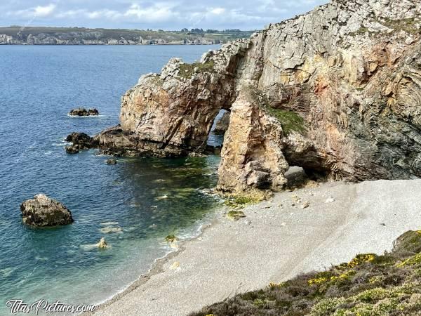 Photo Pointe de Dinan : La Pointe de Dinan, sur la presqu’île de Crozon. Il s’agit d’un bel endroit sauvage et préservé, idéal pour une belle randonnée 🥾😍
Si vous regardez bien, on peut voir 2 arches naturelles dans la falaise 😍🥰c, Tita’s Pictures, Pointe de Dinan, Crozon