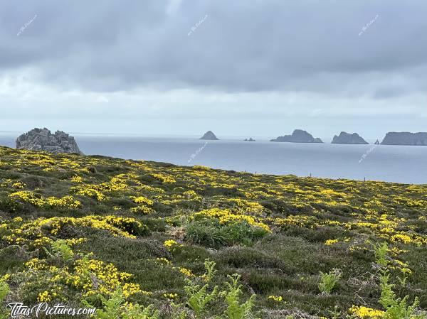 Photo Pointe de Dinan : La Pointe de Dinan, sur la presqu’île de Crozon. Il s’agit d’un bel endroit sauvage et préservé, idéal pour une belle randonnée 🥾😍
En face, on peut voir les rochers de la Pointe de Penhir.c, Tita’s Pictures, Pointe de Dinan, Crozon