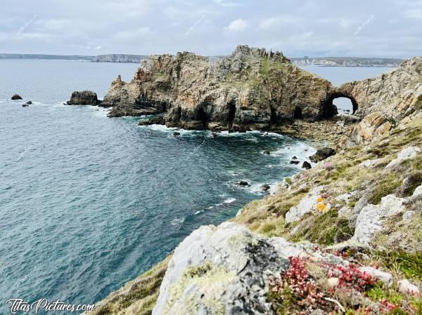 Photo Pointe de Dinan : La Pointe de Dinan, sur la presqu’île de Crozon. Il s’agit d’un bel endroit sauvage et préservé, idéal pour une belle randonnée 🥾😍
On peut y voir de belles arches naturelles, formées dans la roche 😍🥰c, Tita’s Pictures, Pointe de Dinan, Crozon