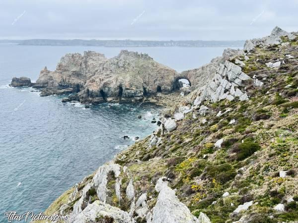 Photo Pointe de Dinan : La Pointe de Dinan, sur la presqu’île de Crozon. Il s’agit d’un bel endroit sauvage et préservé, idéal pour une belle randonnée 🥾😍
On peut y voir de belles arches naturelles, formées dans la roche 😍🥰c, Tita’s Pictures, Pointe de Dinan, Crozon