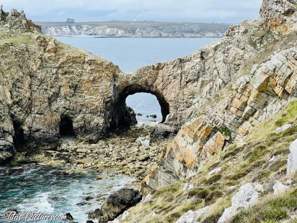 Photo Pointe de Dinan : La Pointe de Dinan, sur la presqu’île de Crozon. Il s’agit d’un bel endroit sauvage et préservé, idéal pour une belle randonnée 🥾😍
Quelle belle arche naturelle, creusée dans la Roche 😍🥰 Par contre, pour pouvoir bien l’observer, il ne faut pas avoir peur de crapahuter dans les rochers 🤭😅c, Tita’s Pictures, Pointe de Dinan, Crozon