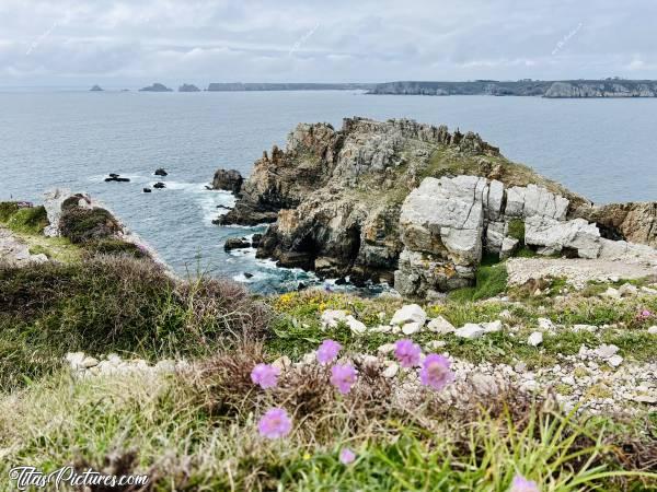 Photo Pointe de Dinan : La Pointe de Dinan, sur la presqu’île de Crozon. Il s’agit d’un bel endroit sauvage et préservé, idéal pour une belle randonnée 🥾😍
En face, tout au fond, on peut voir la Pointe de Penhir.c, Tita’s Pictures, Pointe de Dinan, Crozon