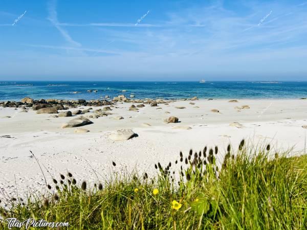 Photo Plage du Lividic : La Plage du Lividic à marée basse. Il y avait un vent très fort et bien frais cette après-midi là. Mais les couleurs étaient vraiment magnifiques avec ce beau ciel bleu 😍😎c, Tita’s Pictures, Plage du Lividic, dune, sable blanc, Rochers