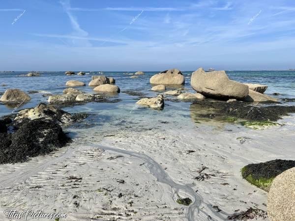 Photo Plage du Lividic : Début de marée montante, à la Plage du Lividic. Bientôt, tous ces rochers vont entièrement disparaître. Ça doit pas être simple de naviguer par là 🤭😅c, Tita’s Pictures, Plage du Lividic, Rochers, Mer