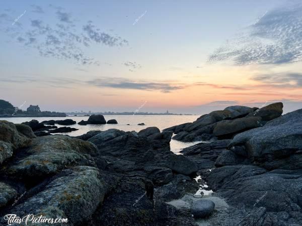 Photo Brignogan-Plages : Encore une photo des dernières lueurs du jour, sur une belle petite plage de Brignogan-Plages. Très apaisantes ces couleurs 😍🥰c, Tita’s Pictures, Brignogan-Plages, Plage, Rochers