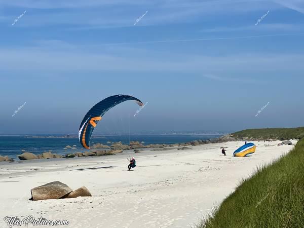 Photo Plage du Lividic : Le vent était très fort ce jour là, sur la plage du Lividic. Je m’adresse aux connaisseurs.. Voile de Kitesurf ou de Parapente ? 🤔😅c, Tita’s Pictures, Plage de Lividic, Sable Blanc