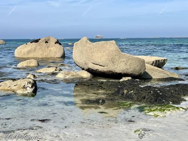 Photo Plage du Lividic : Il est vraiment drôle ce rocher ! On dirait une crête de Coq 🐓 ou même une coquille d’œuf cassée 🤭😅c, Tita’s Pictures, Plage du Lividic, Rochers, Mer