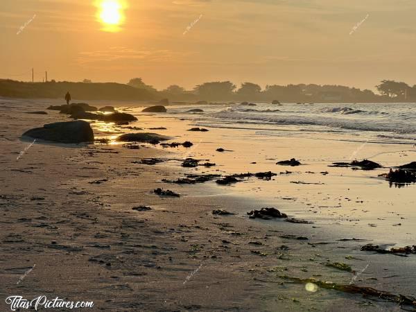 Photo Plage du Lividic : J’ai pris pleins de photos de ce beau coucher de soleil sur la plage du Lividic. Mais impossible de savoir laquelle est la plus belle 🤭😅 A vous de m’aider du coup 😉🥰c, Tita’s Pictures, Plage du Lividic, Coucher de Soleil