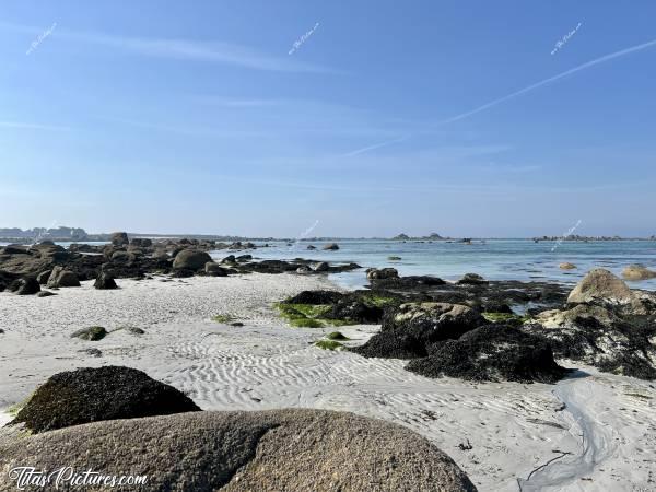 Photo Plage du Lividic : Découverte de la Plage du Lividic, que je ne connaissais pas. À marée basse, il y a pleins de petits rochers, qui disparaissent complètement à marée haute.c, Tita’s Pictures, Plage du Lividic, Rochers, sable blanc