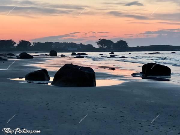 Photo Plage du Lividic : J’ai pris plein de photos de ces dernières lueurs du jour à la plage du Lividic. Mais comme je les aime toutes et n’arrive pas à dire lesquelles sont les plus belles, c’est vous qui allez m’aider à les trier par ordre de préférence 😉🙏🏼c, Tita’s Pictures, Plage du Lividic, Coucher de Soleil