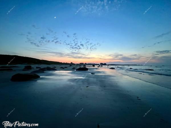 Photo Plage du Lividic : Dernières lueurs du jour sur la Plage du Lividic, que j’ai découvert tout récemment. J’ai fait une prise de vue grand angle, pour avoir la Lune dans mon cadrage. Mais elle est un peu floue 🤭😅c, Tita’s Pictures, Plage du Lividic, Coucher de Soleil