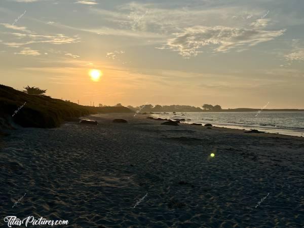 Photo Plage du Lividic : Découverte d’une nouvelle plage dans le Finistère Nord : la Plage du Lividic. Elle est très exposée aux vents, mais très belle pour marcher, en journée comme en soirée 👍🏻😍🥰c, Tita’s Pictures, Plage du Lividic, Coucher de Soleil