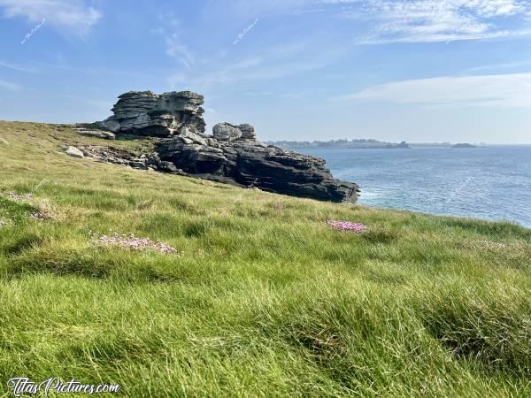 Photo Landunvez : C’est marrant cette grosse masse de rochers qui dépasse de l’herbe. Quand je l’ai vu, elle m’a fait penser aussitôt à un navire de guerre. Mais je ne le vois pas sur cette photo 🤭😅c, Tita’s Pictures, Landunvez, Rochers, Mer