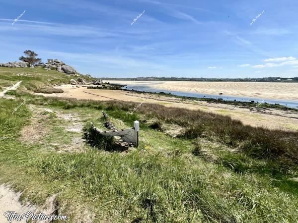 Photo Épave : Épave de bateau, près du Petit Port de la Baie du Kernic. Je l’avais prise en photo il y a quelques années déjà. Il ne reste vraiment plus grand-chose 🤭😅c, Tita’s Pictures, Le Finistère, Épave, Port