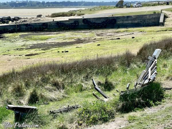 Photo Épave : Épave de bateau, près du Petit Port de la Baie du Kernic. Je l’avais prise en photo il y a quelques années déjà. Il ne reste vraiment plus grand-chose 🤭😅c, Tita’s Pictures, Le Finistère, Épave, Port