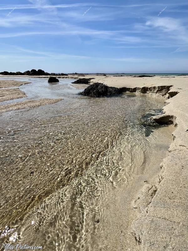 Photo La Baie du Kernic : Gros plan sur un de ces nombreux ruisseaux qui se forment quand la mer se retire. Ça me rappelle mon enfance où j’adorais jouer dans ses « grandes rivières » peu profondes 🤭😅🥰c, Tita’s Pictures, Baie du Kernic, Finistère, Plage