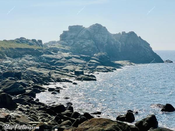 Photo Landunvez : Pour poser une serviette et se baigner, ça va être compliqué ici 🤭😅
Mon jeu préféré quand j’étais petite était de crapahuter dans ce genre de gros rochers de granit. Et je dois vous avouer que ça l’est encore aujourd’hui 🤭🥰c, Tita’s Pictures, Landunvez, Rochers, Mer