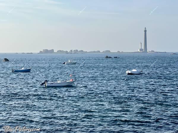 Photo Phare de l’Île Vierge : Encore une photo de ce grand phare de l’Île Vierge, avec pleins de petits bateaux devant. On se rend mieux compte de sa grandeur, malgré la distance 🤭😅c, Tita’s Pictures, Phare de l’Île Vierge, Phare, Finistère