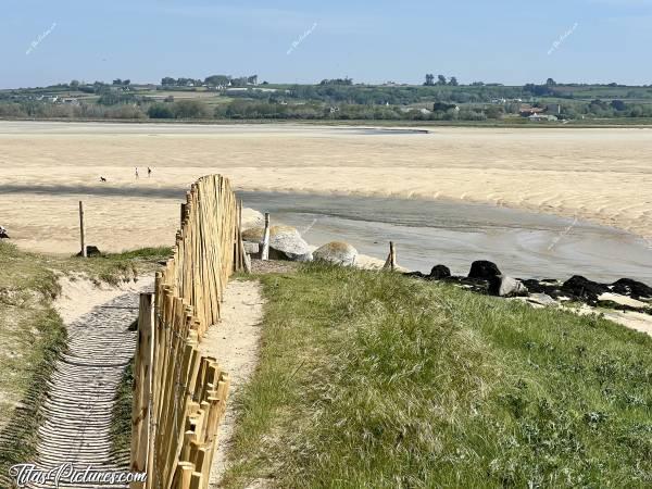 Photo La Baie du Kernic : Victime de son succès et des intempéries, la Baie du Kernic a changé de visage 😢 Il y a désormais une clôture en bois qui gâche la vue 😭 Mais c’est pour le bien des dunes ! En espérant que ce soit vraiment utile pour freiner le grignotage des berges 🤞🏻🍀c, Tita’s Pictures, Baie du Kernic, Finistère, Plage