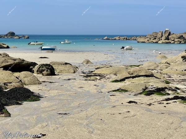 Photo Méneham : Quel beau dégradé de bleus turquoises sur la mer, à Méneham 😍😎c, Tita’s Pictures, Méneham, Plage, Rochers, Sable blanc