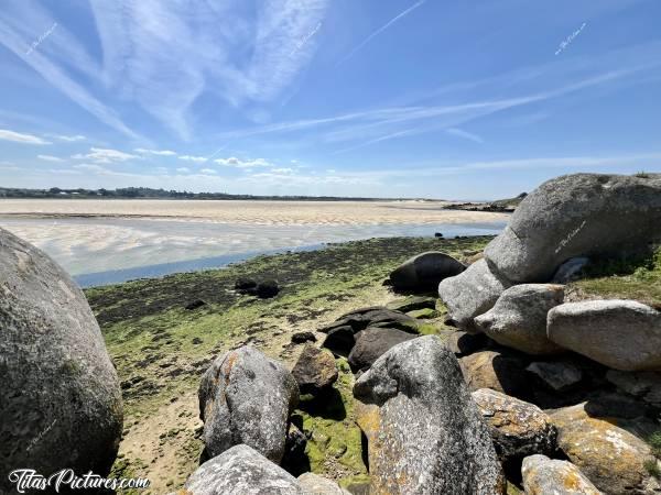 Photo La Baie du Kernic : Beaucoup d’algues vertes à la Baie du Kernic ce jour de début Mai. Mais ça donne de belles couleurs avec ce beau ciel bleu 😍🥰😎c, Tita’s Pictures, Baie du Kernic, Finistère, Plage