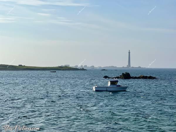 Photo Phare de l’Île Vierge : En face de Plouguerneau, on peut voir le Phare de l’Île Vierge. C’est le phare le plus haut d’Europe et le plus haut du monde en pierre de taille : 82.5 mètres !
L’île Vierge s’étend sur près de six hectares et marque la limite orientale entre la Manche et la Mer Celtique. Réputée pour avoir sans doute été un sanctuaire druidique, puis occupée par des moines cordeliers, elle est surtout connue pour son phare.
Ce phare possède une portée de 27 milles (soit 52 km)… et compte pas moins de 397 marches à gravir pour atteindre son sommet.
Construit entre 1897 et 1902, il fut électrifié en 1956. A ses côtés, on peut constater un second phare de 33 mètres, qui fut en réalité le premier construit, en 1845, mais dont la portée de 18 milles était nettement insuffisante pour guider les marins à travers la zone bardée de rochers et d’îlots.c, Tita’s Pictures, Phare de l’Île Vierge, Phare, Finistère