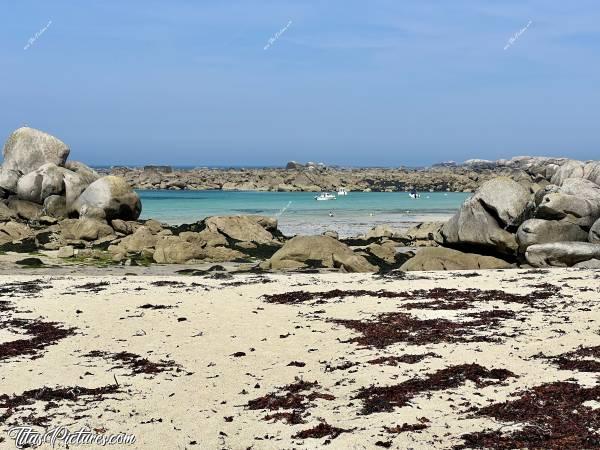 Photo Méneham : Et au milieu des rochers et du sable blanc, la mer turquoise apparaît avec ses nombreux bateaux 🛥️😍🥰c, Tita’s Pictures, Méneham, Plage, Mer, Rochers, Goëmon