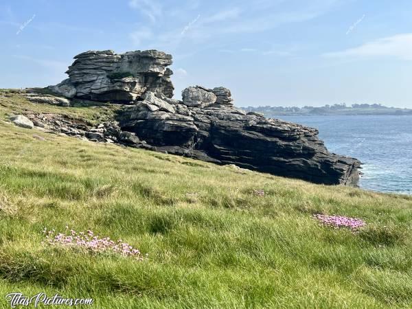 Photo Landunvez : Belle randonnée ensoleillée sur la côte de Landunvez. Ici, une grosse masse de rochers, faisant penser à un navire de guerre je trouve 🤭😅c, Tita’s Pictures, Landunvez, Cote sauvage, Rochers