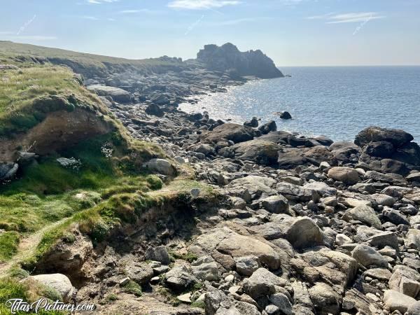 Photo Landunvez : Belle petite marche de fin de journée, sur la côte sauvage de Landunvez. Ici aussi, on voit à quel point la cote est grignotée 😬😔c, Tita’s Pictures, Landunvez, Cote sauvage, Rochers