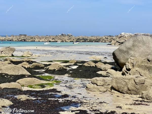 Photo Méneham : Beau dégradé de turquoise, au milieu des rochers de Méneham. Ils étaient bien utiles pour se couper du vent, ce jour-là 🤭😅c, Tita’s Pictures, Méneham, Plage, Mer, Rochers