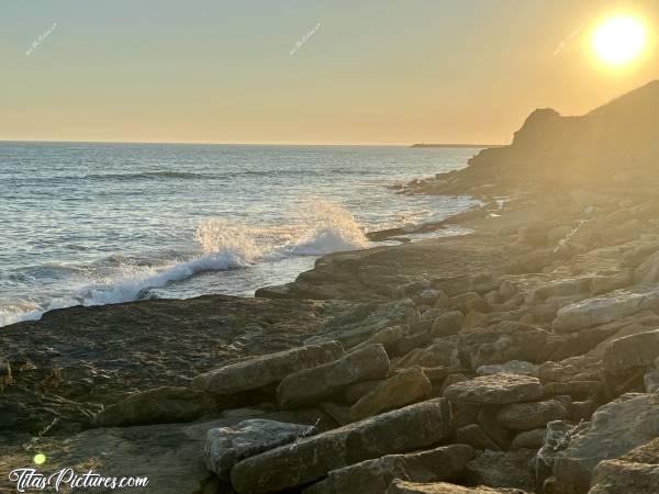 Photo La Plage du Veillon : Coucher du soleil sur les rochers de la plage du Veillon, à Talmont-Saint-Hilaire 😍😎c, Tita’s Pictures, Plage du Veillon, Talmont-Saint-Hilaire, Coucher du soleil