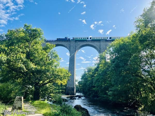 Photo Le Viaduc de Barbin : Et oui, les trains passent encore sur le Viaduc de Barbin, à Saint-Laurent-sur-Sèvre. Mais il s’agit de trains de tourisme passant à très faible allure.c, Tita’s Pictures, Viaduc de Barbin, Train