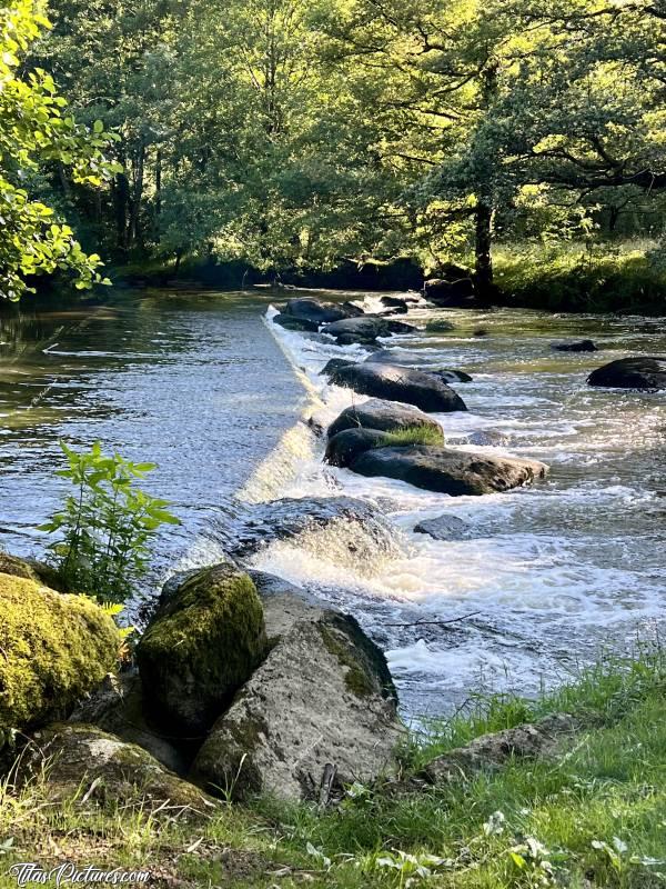 Photo La Sèvre Nantaise : Il y avait une belle lumière ce jour-là, sur une de mes chutes d’eau préférée, sur la Sèvre Nantaise 😍🥰c, Tita’s Pictures, Sèvre Nantaise, Rivière, Rochers