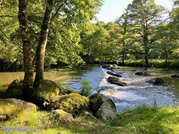 Photo La Sèvre Nantaise : Je ne me lasserai jamais de regarder cette belle chute d’eau, sur la Sèvre Nantaise 🤭😍🥰c, Tita’s Pictures, Sèvre Nantaise, Rivière, Rochers