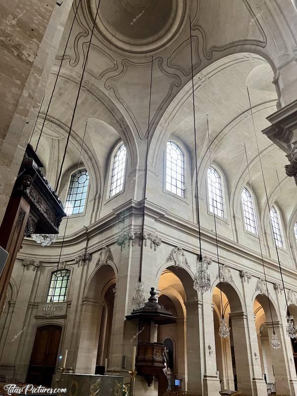 Photo Cathédrale Saint-Louis : Intérieur de la Cathédrale Saint-Louis, à Versailles. De très beaux lustres en suspension 👍🏻😍c, Tita’s Pictures, Cathédrale Saint-Louis, Versailles