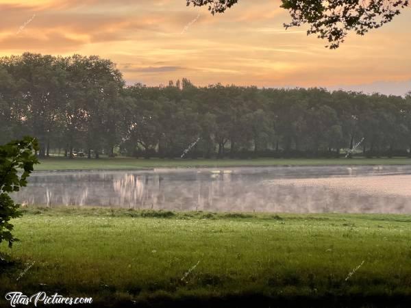 Photo Pièce d’eau des Suisses : Ambiance très envoûtante sur le Plan d’eau des Suisse à Versailles. La brume se lève sur l’eau et le ciel prend une couleur flamboyante 😍c, Tita’s Pictures, Versailles, Pièce d’eau des Suisses, Plan d’eau des Suisses