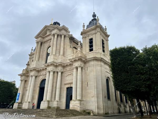 Photo Cathédrale Saint-Louis : La Cathédrale Saint-Louis, à Versailles. 
Construite en 1743-1754 sur les plans de J. Hardouin-Mansart de Sagonne. Édifiée pour être la paroisse du nouveau quartier, l'église Saint-Louis est devenue cathédrale en 1802. Elle abrite encore un bel ensemble de tableaux commandés par Louis XV.c, Tita’s Pictures, Cathédrale Saint-Louis, Versailles