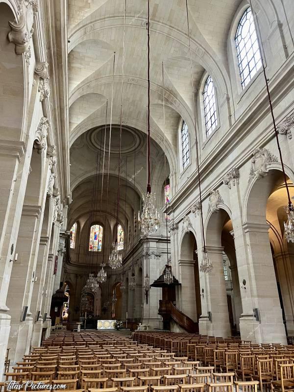 Photo Cathédrale Saint-Louis : Intérieur de la Cathédrale Saint-Louis, à Versailles. De très beaux lustres en suspension.c, Tita’s Pictures, Cathédrale Saint-Louis, Versailles