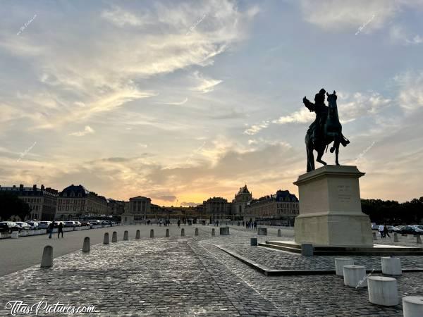 Photo Château de Versailles : Coucher de soleil sur le Château de Versailles, avec vue sur la statue de Louis XIV en ombre chinoise. c, Tita’s Pictures, Château de Versailles, Statue Louis XIV