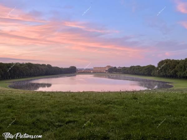 Photo Pièce d’eau des Suisses : Coucher de soleil sur la Pièce d’eau des Suisses, avec à son extrémité, le Château de Versailles. c, Tita’s Pictures, Versailles, Pièce d’eau des Suisses, Plan d’eau des Suisses