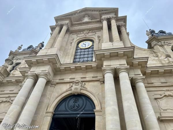 Photo Cathédrale Saint-Louis : La Cathédrale Saint-Louis, à Versailles. 
Construite en 1743-1754 sur les plans de J. Hardouin-Mansart de Sagonne. Édifiée pour être la paroisse du nouveau quartier, l'église Saint-Louis est devenue cathédrale en 1802. Elle abrite encore un bel ensemble de tableaux commandés par Louis XV.c, Tita’s Pictures, Cathédrale Saint-Louis, Versailles