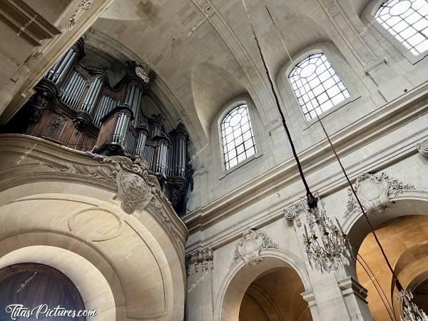 Photo Cathédrale Saint-Louis : Intérieur de la Cathédrale Saint-Louis, à Versailles. De très beaux lustres en suspension et un très bel orgue 👍🏻😍c, Tita’s Pictures, Cathédrale Saint-Louis, Versailles