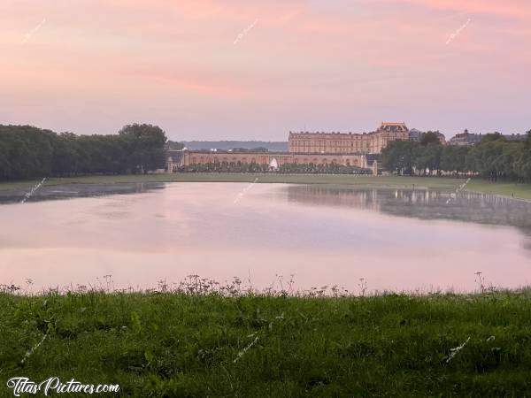 Photo Pièce d’eau des Suisses : Le Château de Versailles, vu de l’extrémité de la Pièce d’eau des Suisses.c, Tita’s Pictures, Versailles, Pièce d’eau des Suisses, Plan d’eau des Suisses