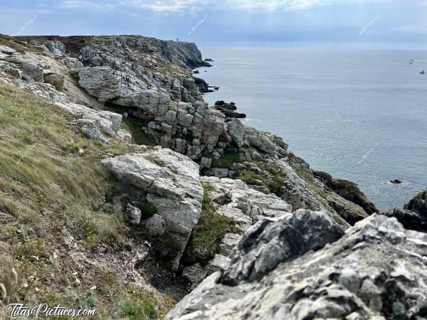 Photo Camaret-sur-Mer : Les belles falaises escarpées de la Pointe de Pen Hir, avec le Monument aux Bretons de la France libre, que l’on peut voir au loin.c, Tita’s Pictures, Finistère, Pointe de Pen Hir, Camaret-sur-Mer