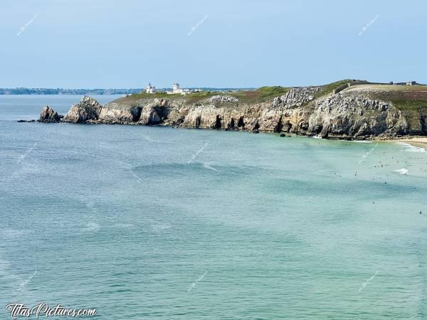 Photo Camaret-sur-Mer : La pointe de Toulinguet, à Camaret-sur-Mer. On peut voir de nombreuses petites grottes, formées par les vagues sur les falaises.c, Tita’s Pictures, Camaret-sur-Mer, Plage de Pen Hat